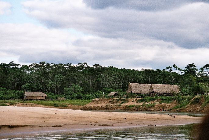 Aldea cashinahua en el río Tarauacá