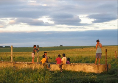 Children fishing in the El Toba Stream. Llalec Lava Community (Km. 94), province of Santa Fe.