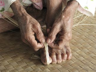 Plaiting a woman's belt from rattan